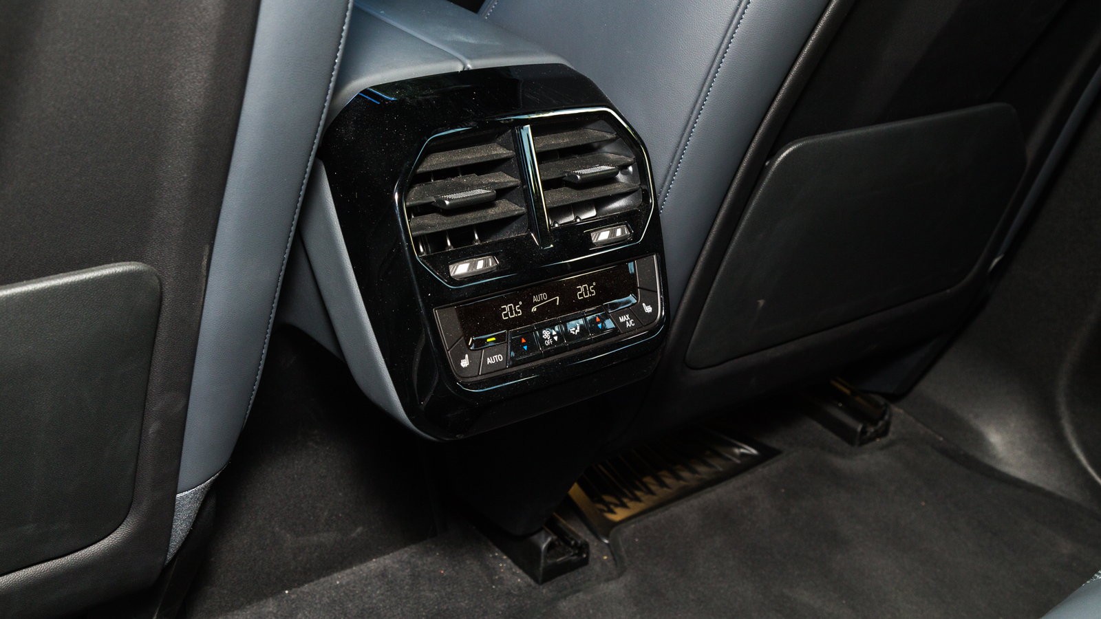 BMW iX xDrive40: SUV λιμουζίνα που γουστάρει στροφές!